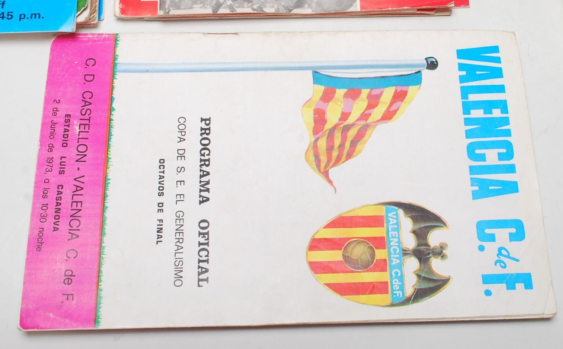 A QUANTITY OF VINTAGE ENGLISH FOOTBALL PROGRAMS - Bild 8 aus 10