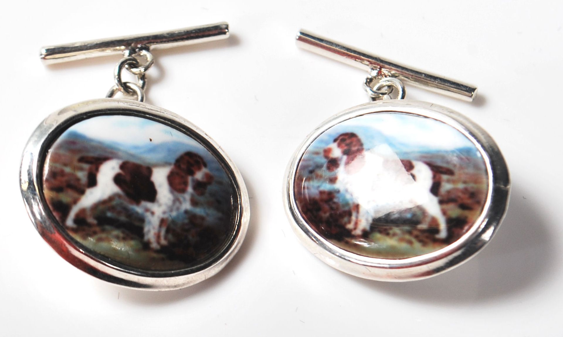 A PAIR OF STAMPED SILVER CUFFLINKS FEATURING SPANIELS.