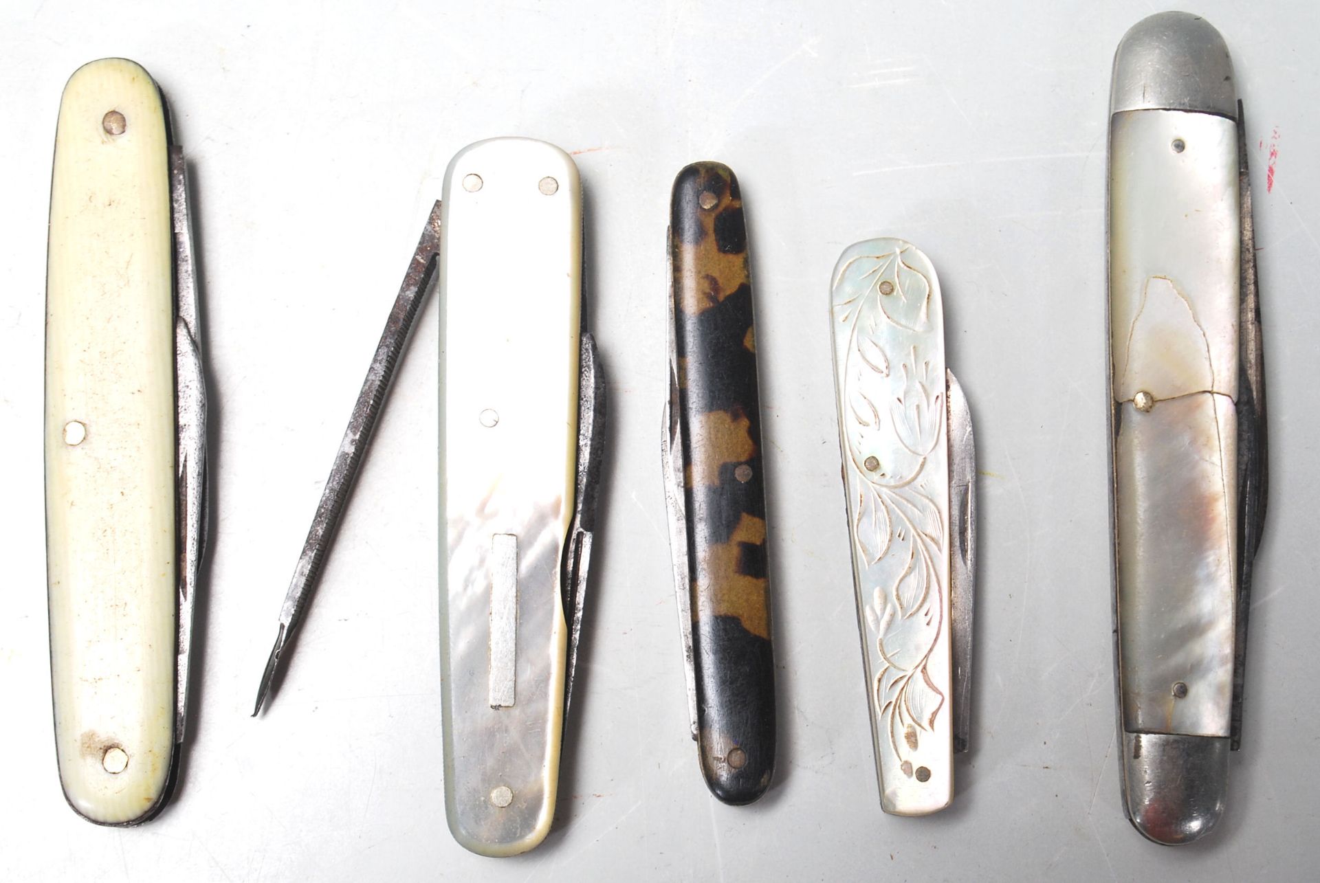 TEN EARLY 20TH CENTURY AND LATER FRUIT KNIVES WITH MOTHER OF PEARL, BONE HANDLES - Bild 2 aus 7