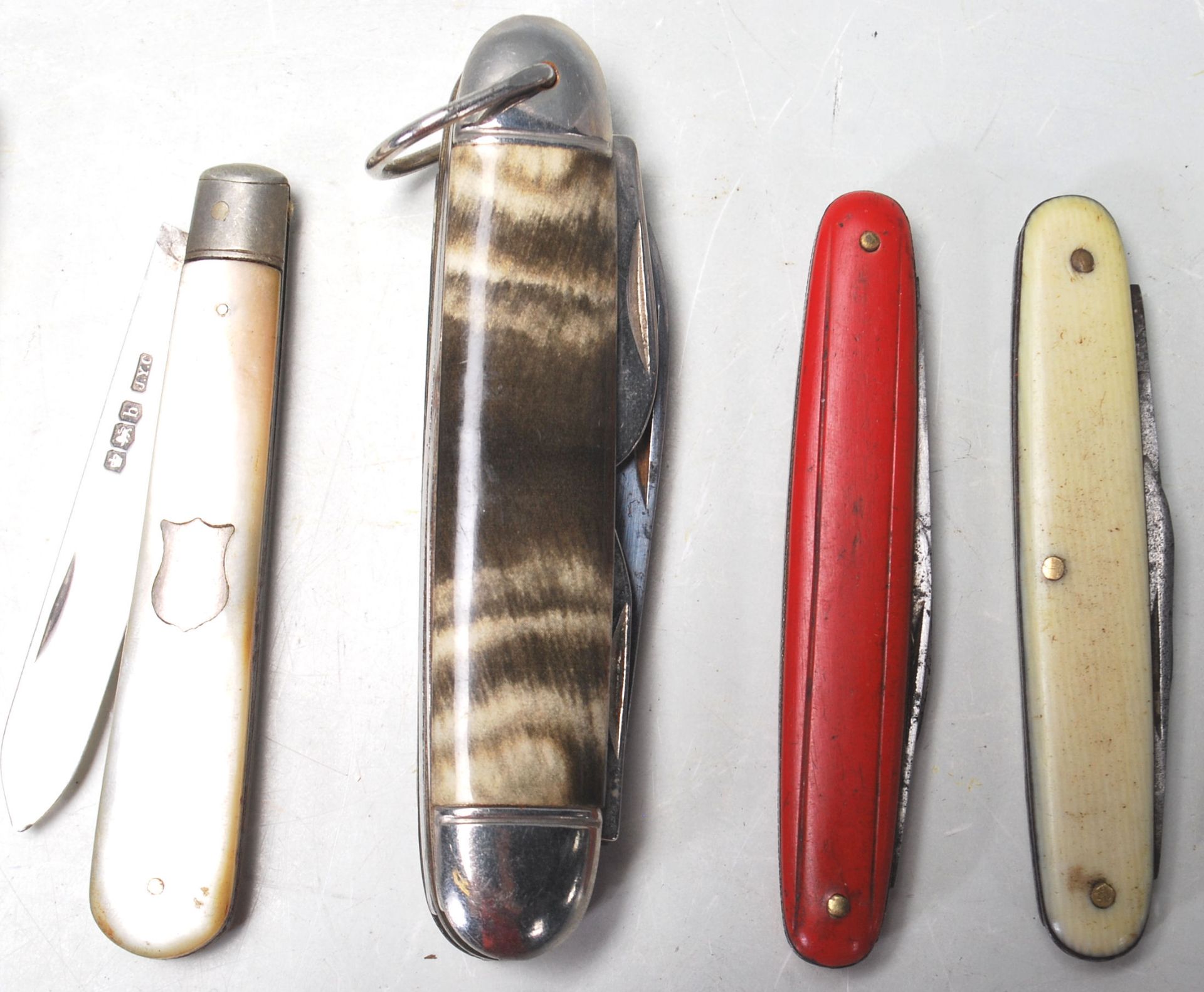 TEN EARLY 20TH CENTURY AND LATER FRUIT KNIVES WITH MOTHER OF PEARL, BONE HANDLES - Bild 3 aus 7