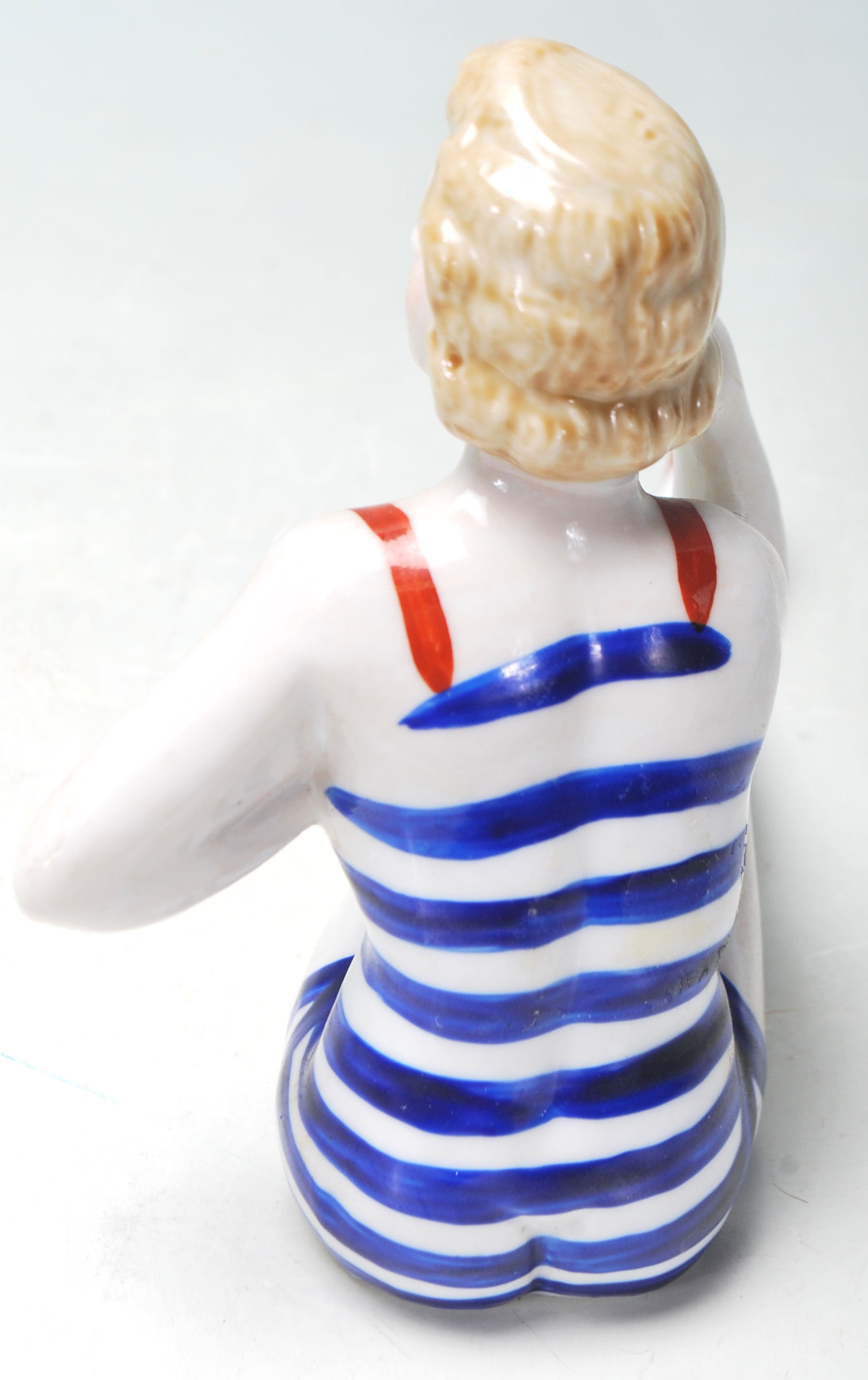 A 20TH CENTURY RETRO CERAMIC FIGURE OF A 1940'S PIN UP MODEL. - Image 4 of 7