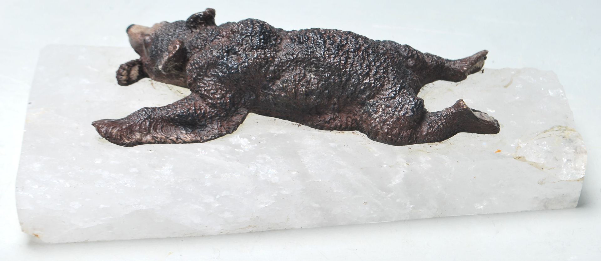 A PAPER WEIGHT COMPRISED OF A CAST IRON BEAR LAYING UPON A QUARTZ BASE - Bild 5 aus 6