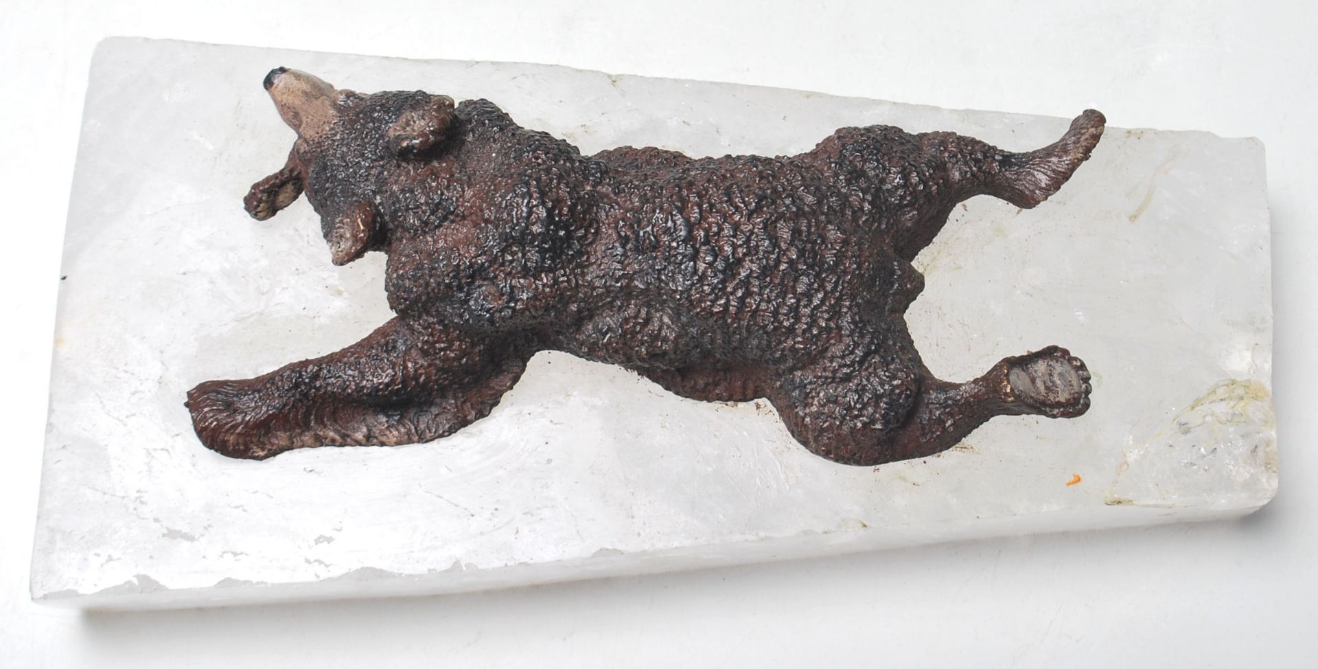 A PAPER WEIGHT COMPRISED OF A CAST IRON BEAR LAYING UPON A QUARTZ BASE - Bild 6 aus 6