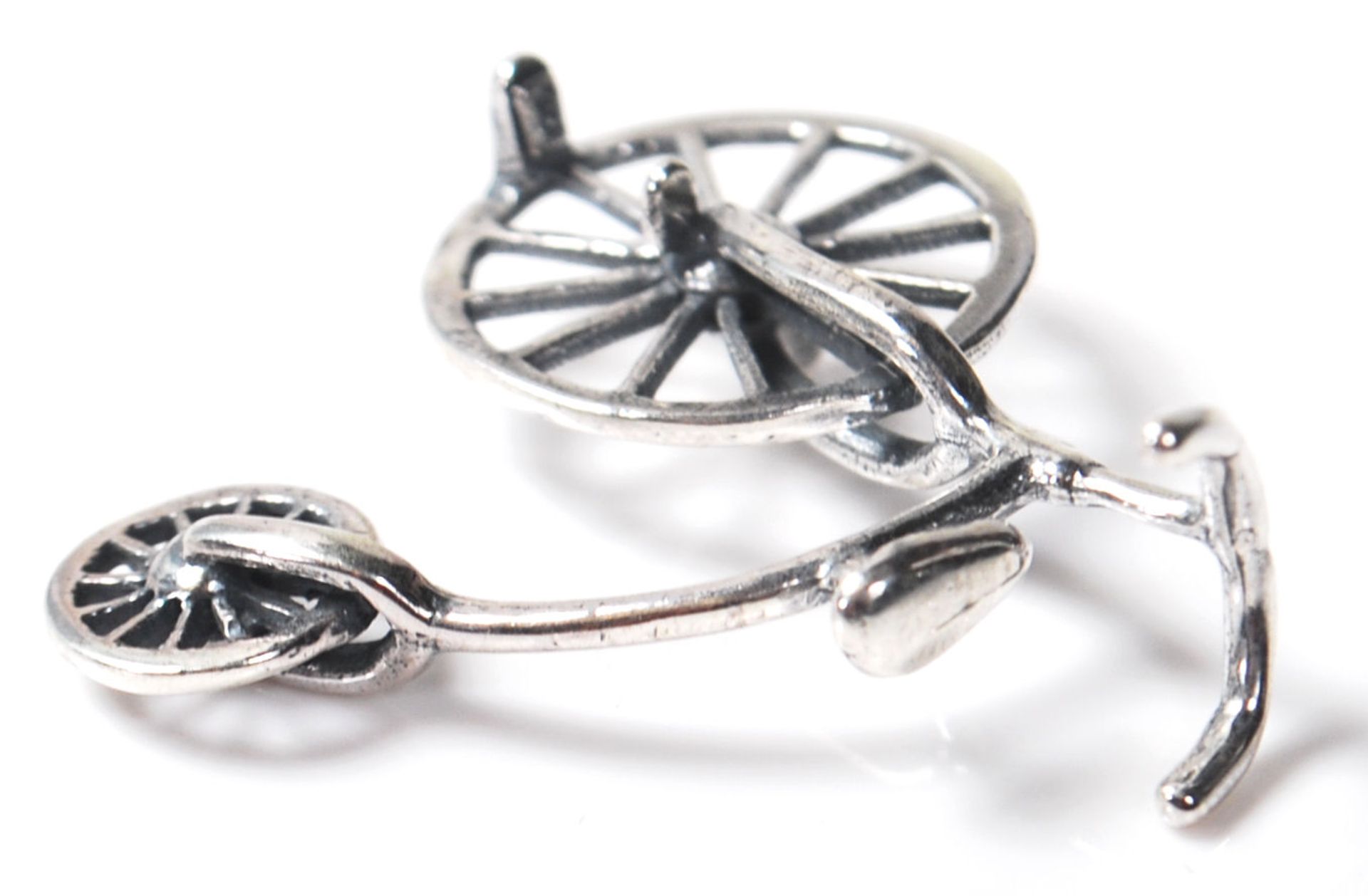 A STAMPED 925 SILVER FIGURE OF A PENNY FARTHING BICYCLE. - Bild 3 aus 4