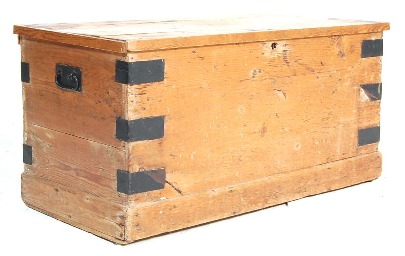 19TH CENTURY VICTORIAN PINE BLANKET BOX WITH HINGED LID - Image 5 of 5