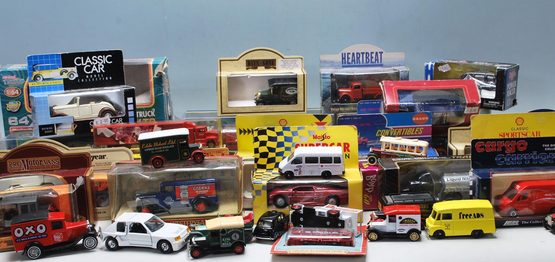 LARGE COLLECTION OF VINTAGE DIE CAST TOYS / CARS