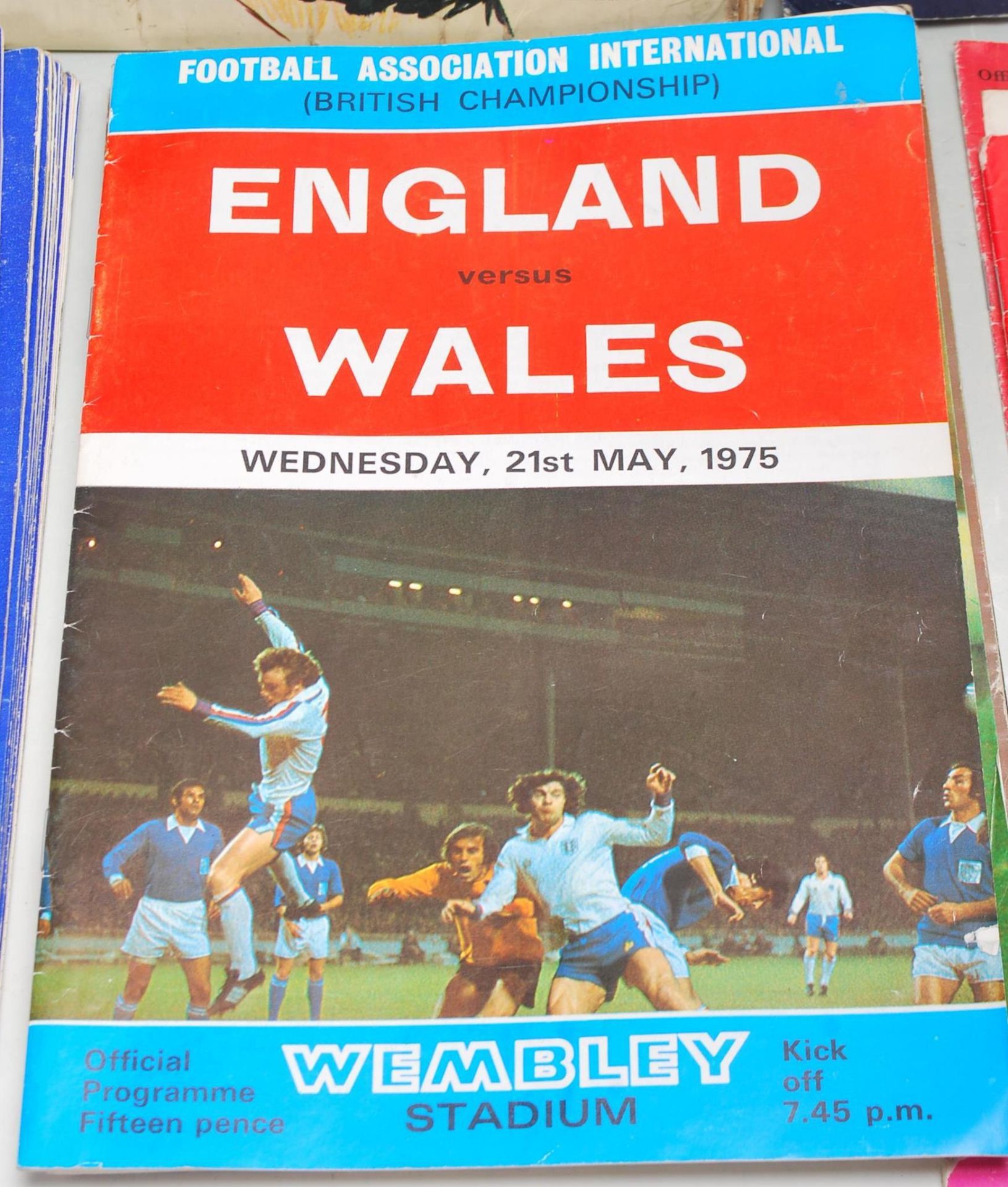 A QUANTITY OF VINTAGE ENGLISH FOOTBALL PROGRAMS - Bild 4 aus 10