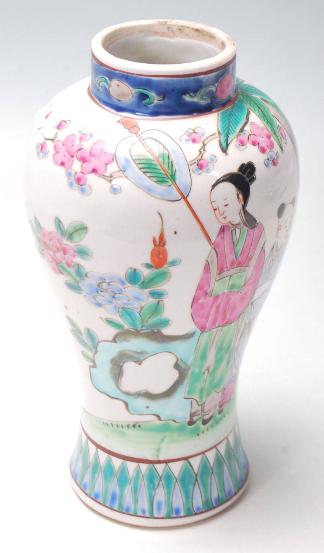 CHINESE REPUBLIC PERIOD FAMILLE ROSE BALUSTER VASE - Bild 4 aus 6