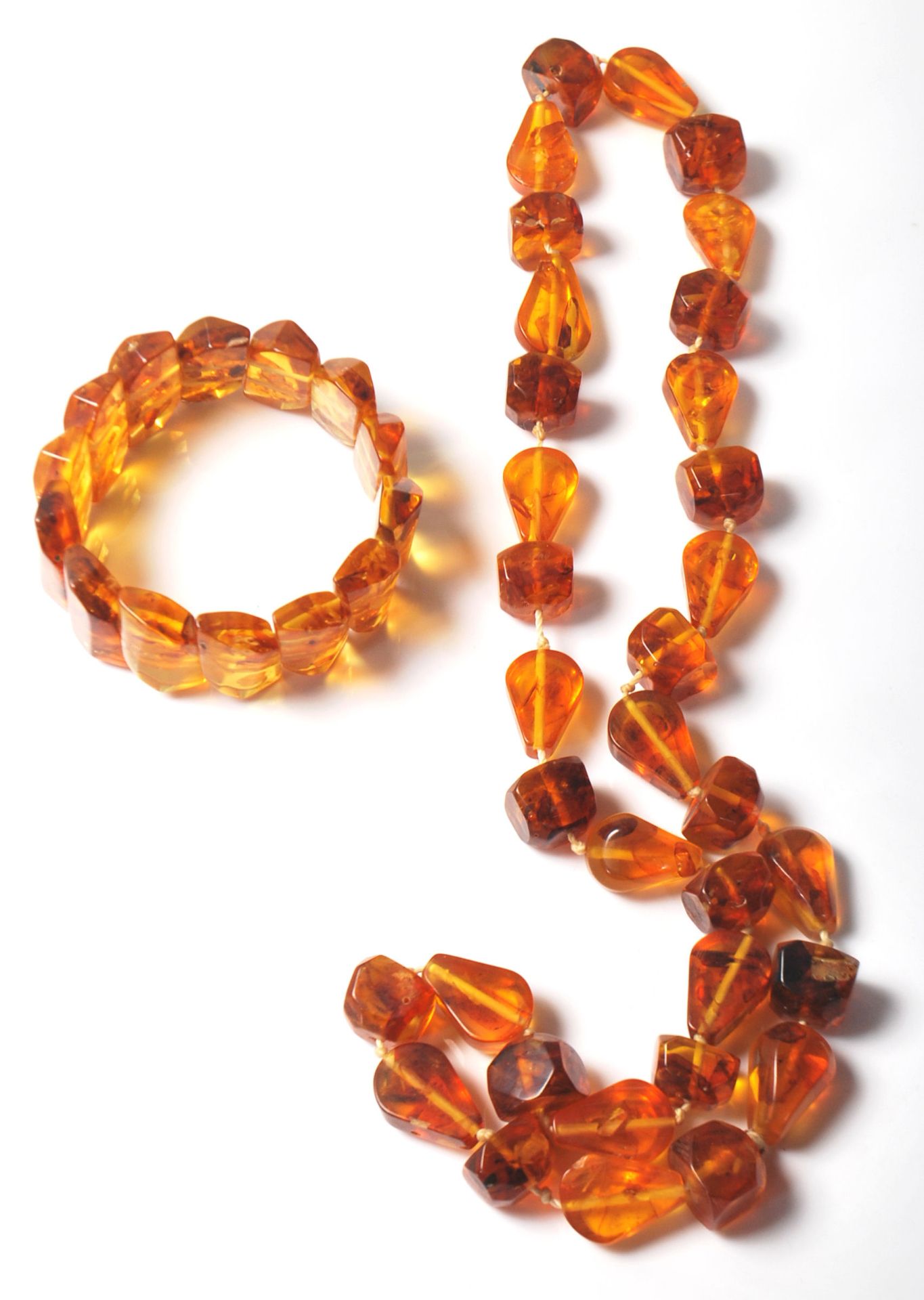 A FAUX AMBER RESIN NECKLACE AND BRACELET.