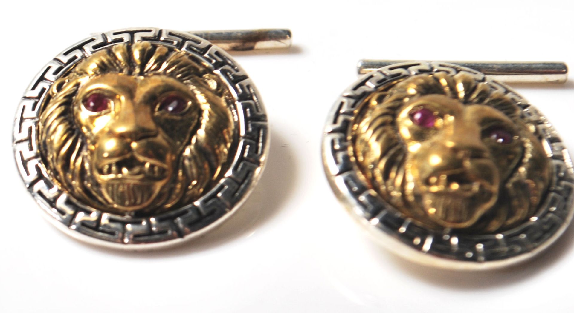 A PAIR OF GENTLEMANS VERSACE LIONS HEAD CUFF LINKS - Bild 2 aus 4