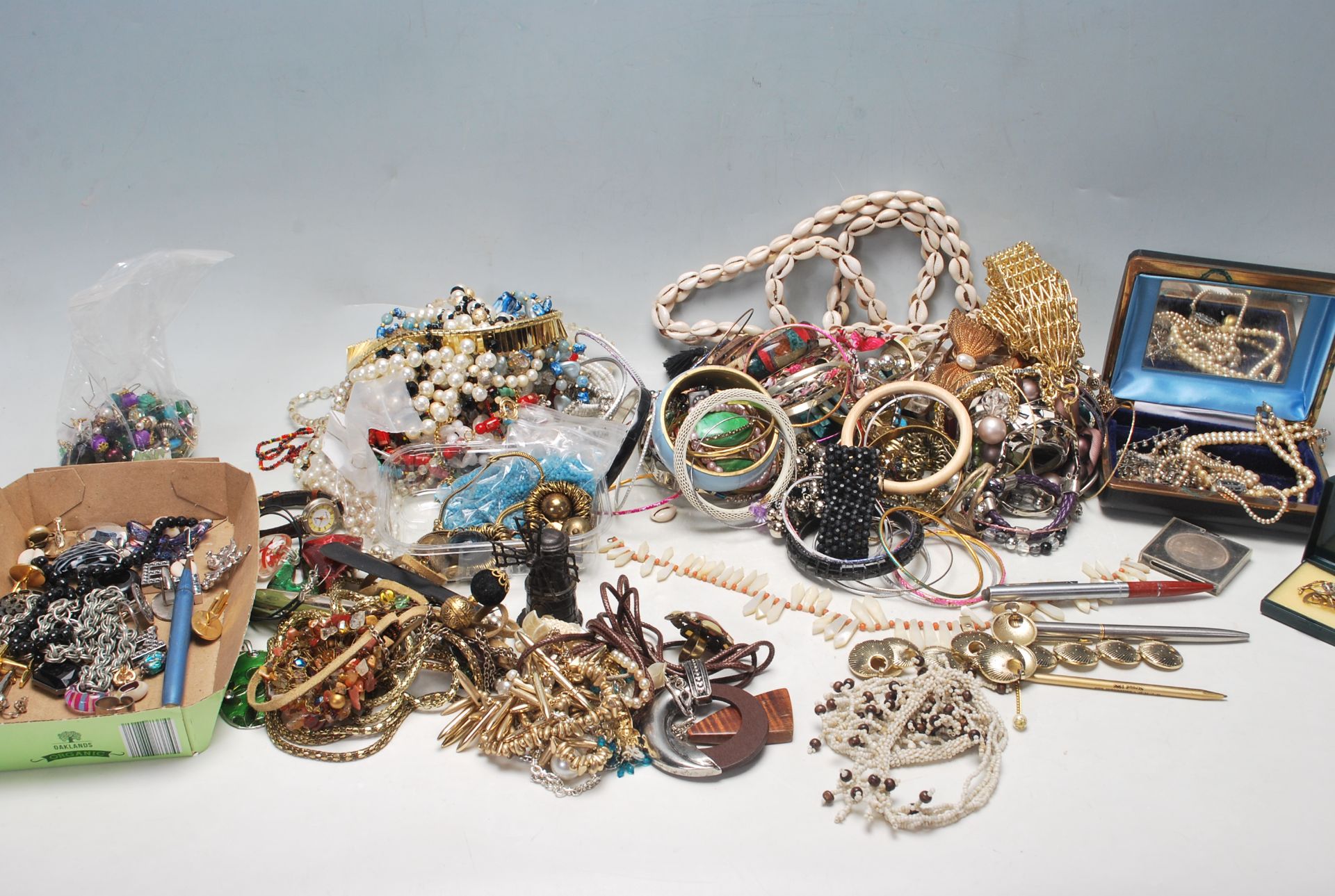 COLLECTION OF VINTAGE LADIES COSTUME JEWELLERY