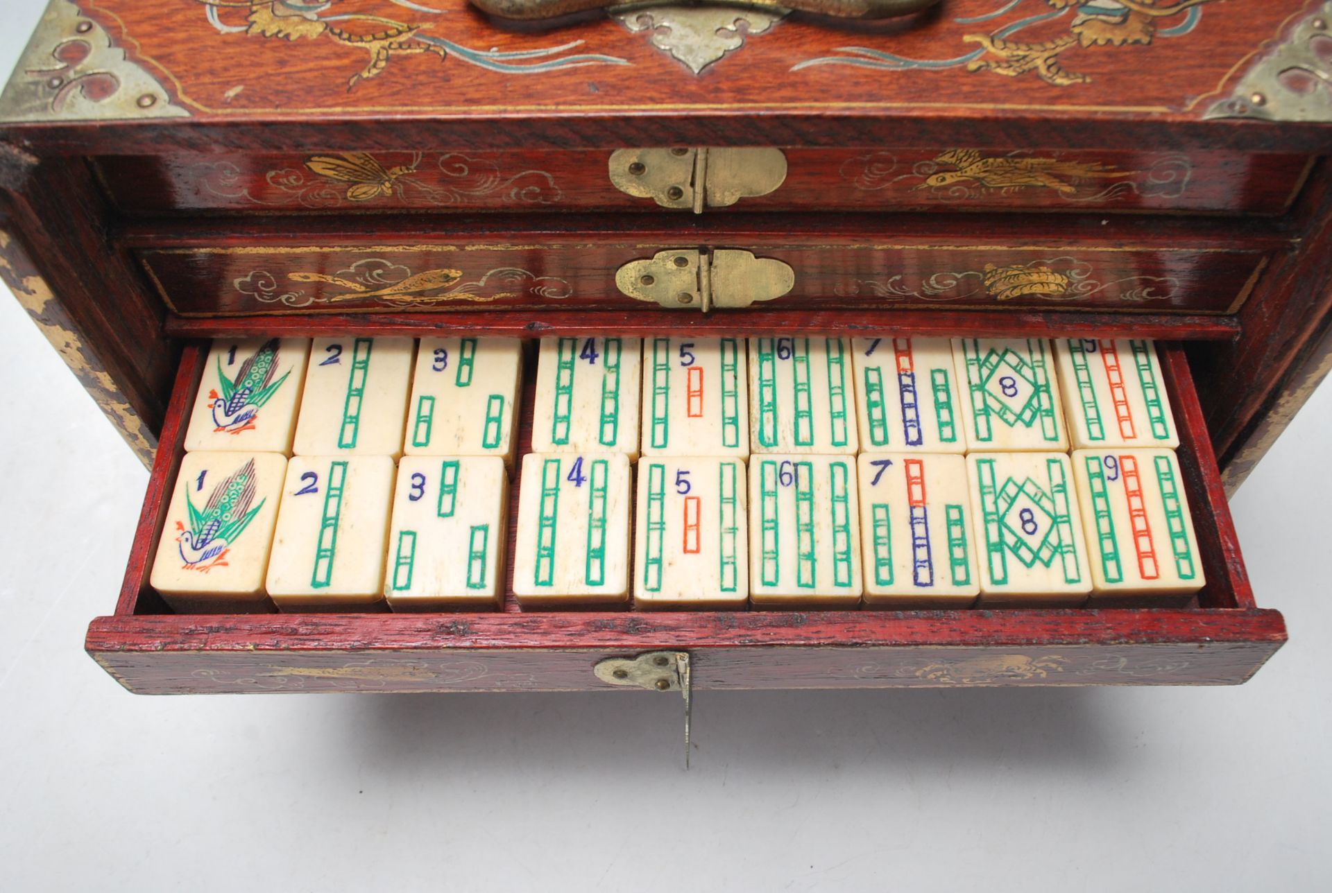 CHINESE ORIENTAL MAHJONG SET WITHIN PAINTED WOODEN CASE - Bild 5 aus 9