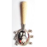 A STAMPED 925 STERLING SILVER BABIES RATTLE FEATURING A SITTING CAT.