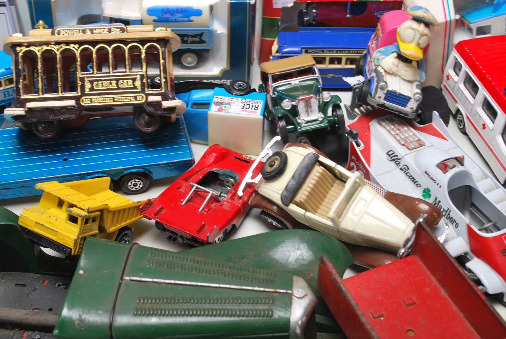 LARGE COLLECTION OF VINTAGE RETRO 20TH CENTURY DIE CAST TOYS - Bild 7 aus 10