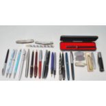 A QUANTITY OF VINTAGE FOUNTAIN PENS / BALL PENS / FRUI KNIVES