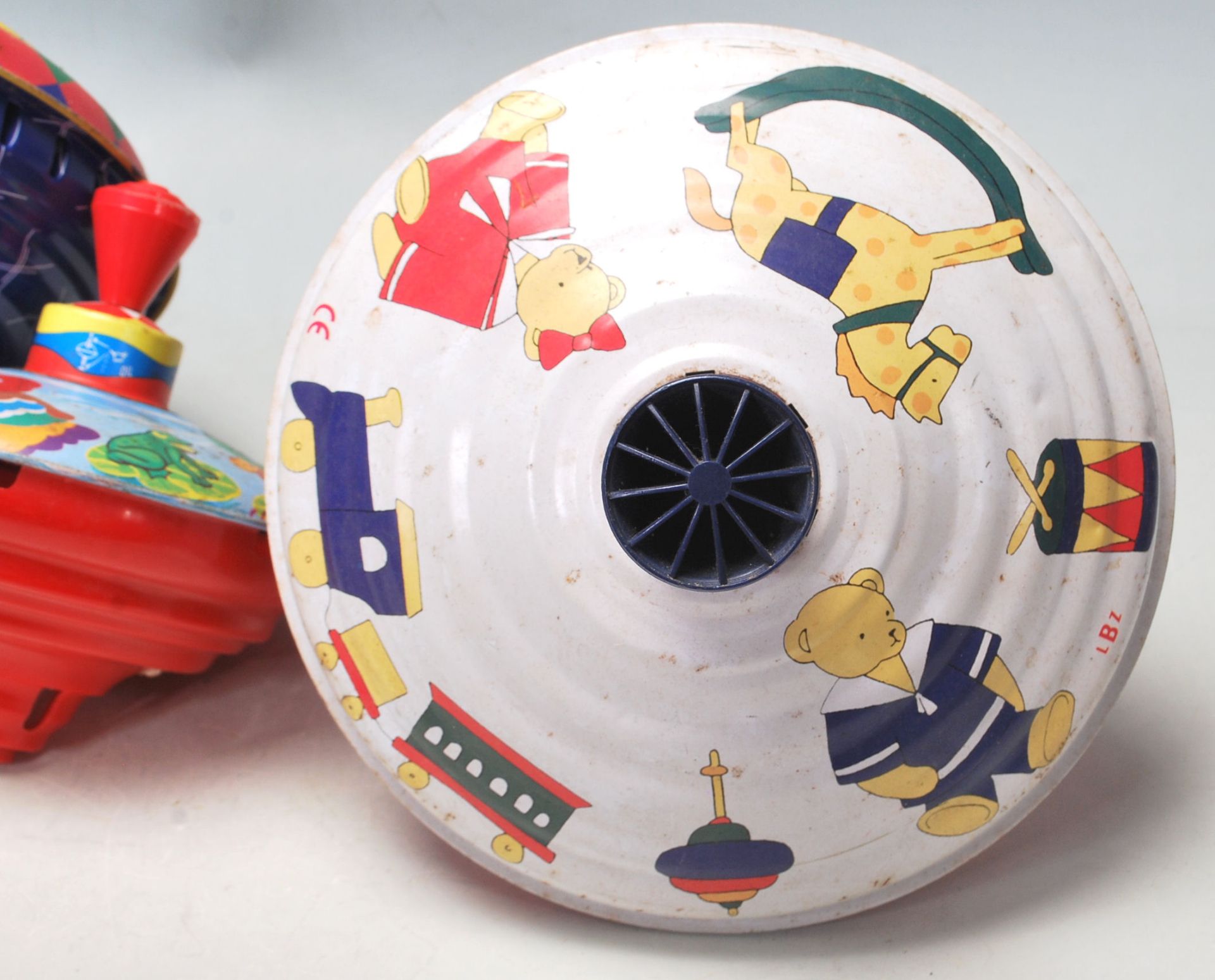 A COLLECTION OF FOUR TIN SPINNING TOYS IN A FORM OF UFO - Bild 4 aus 7