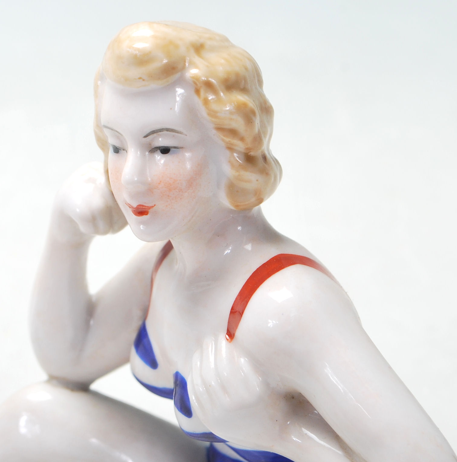 A 20TH CENTURY RETRO CERAMIC FIGURE OF A 1940'S PIN UP MODEL. - Image 7 of 7