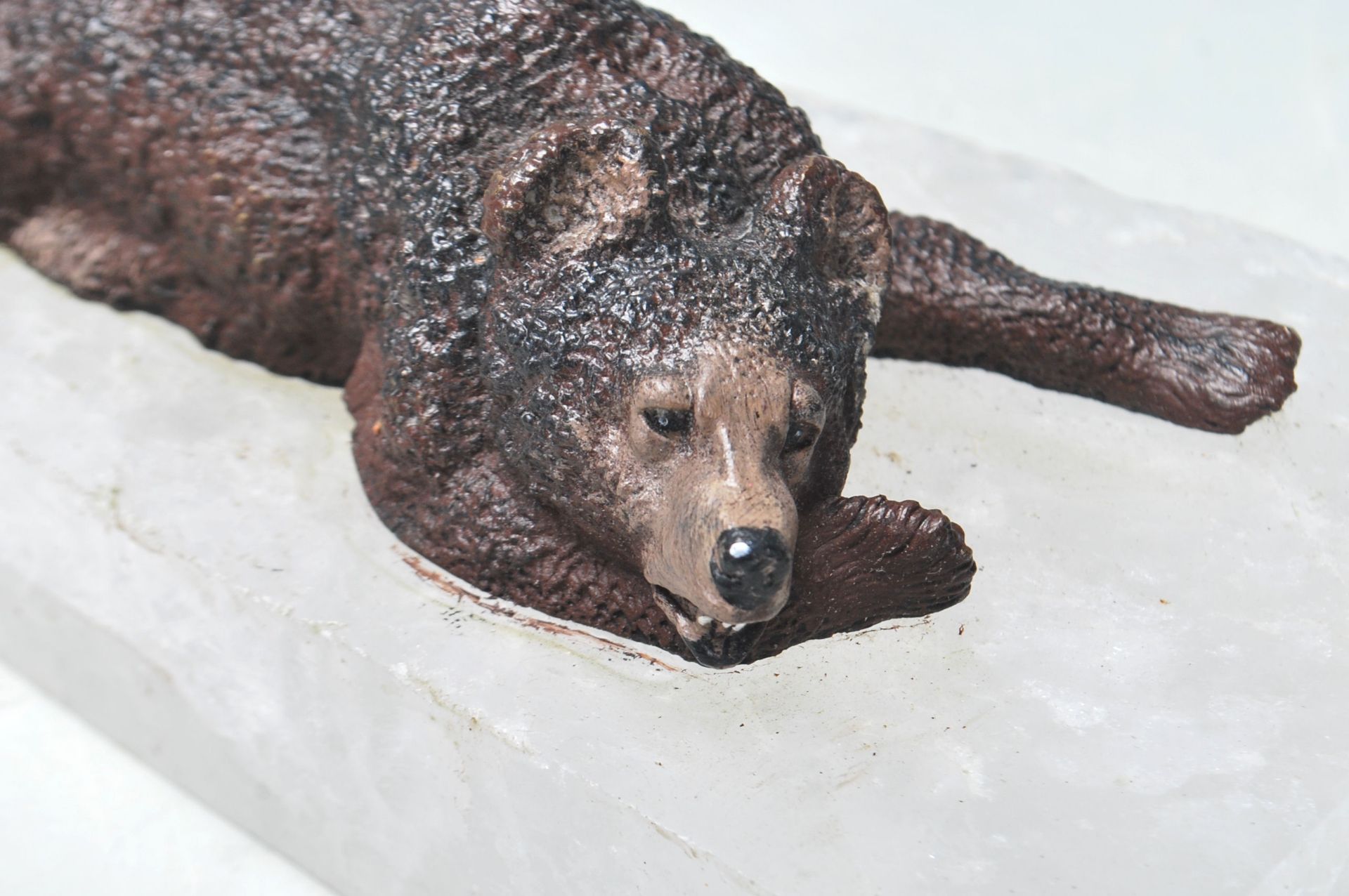 A PAPER WEIGHT COMPRISED OF A CAST IRON BEAR LAYING UPON A QUARTZ BASE - Bild 2 aus 6