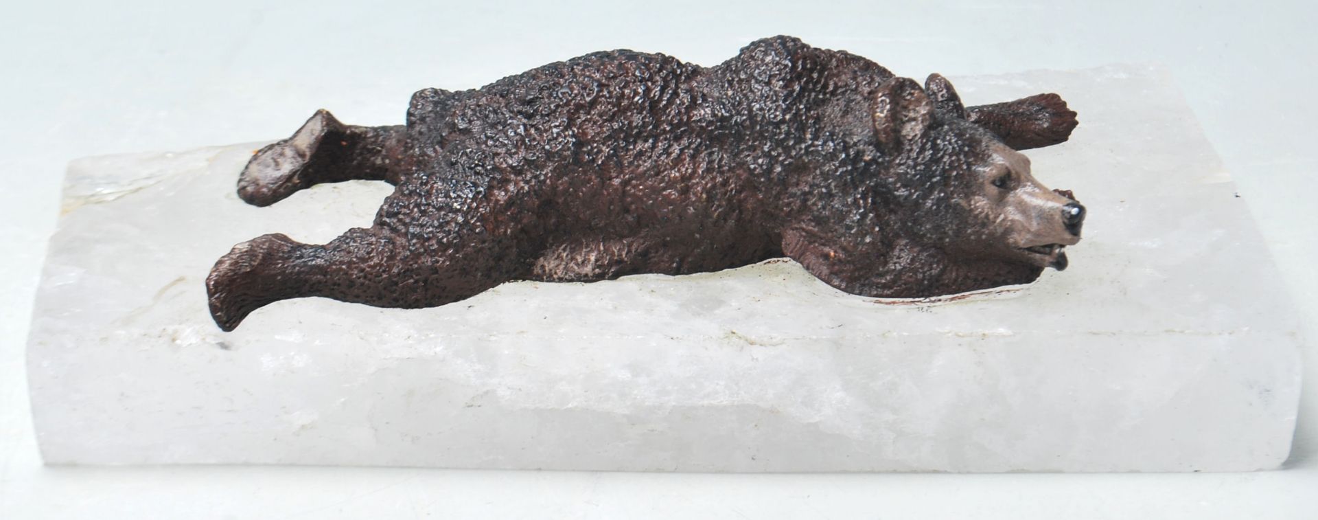 A PAPER WEIGHT COMPRISED OF A CAST IRON BEAR LAYING UPON A QUARTZ BASE - Bild 3 aus 6