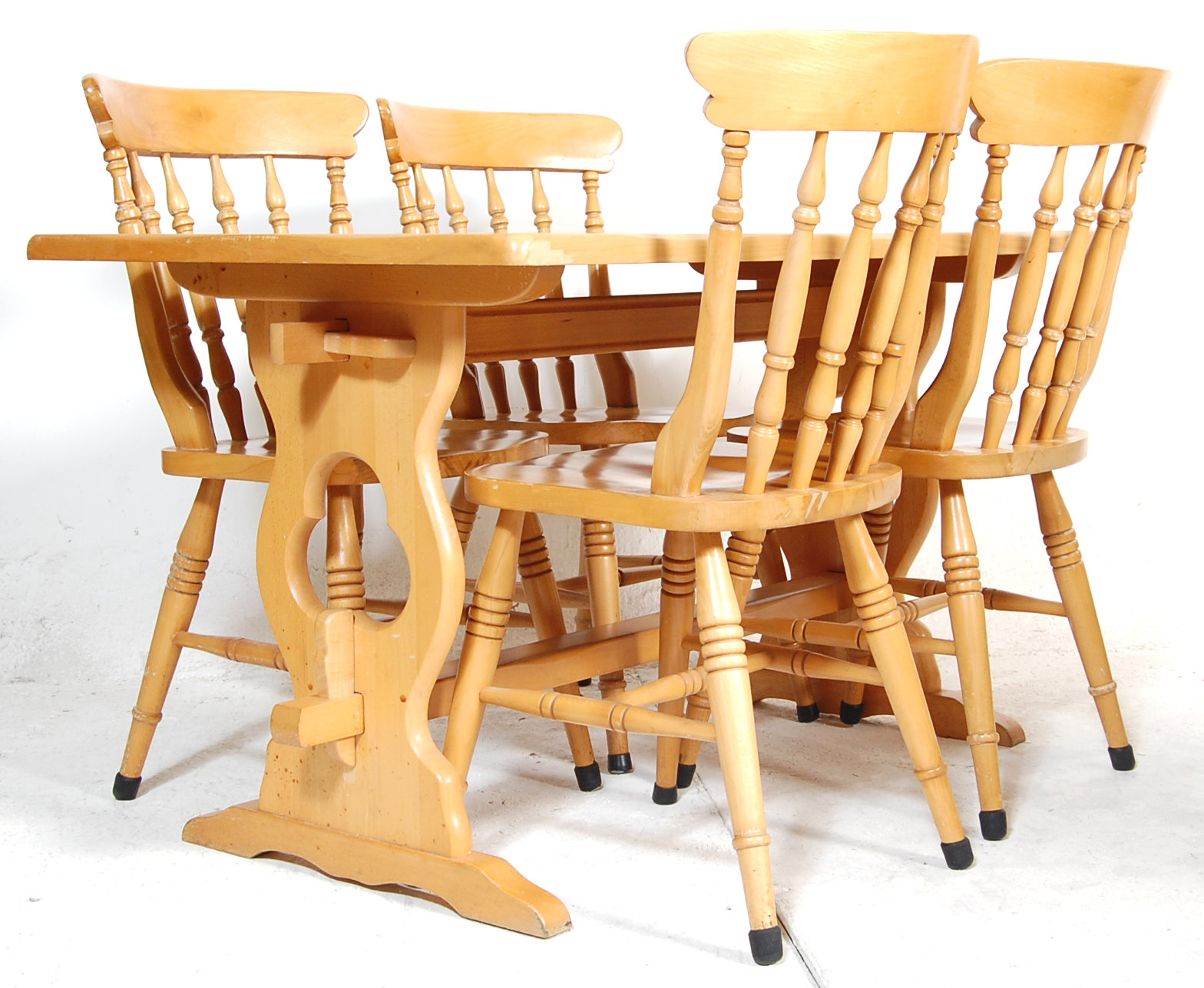 LATE 20TH CENTURY LIGHT OAK DINING TABLE AND CHAIRS.