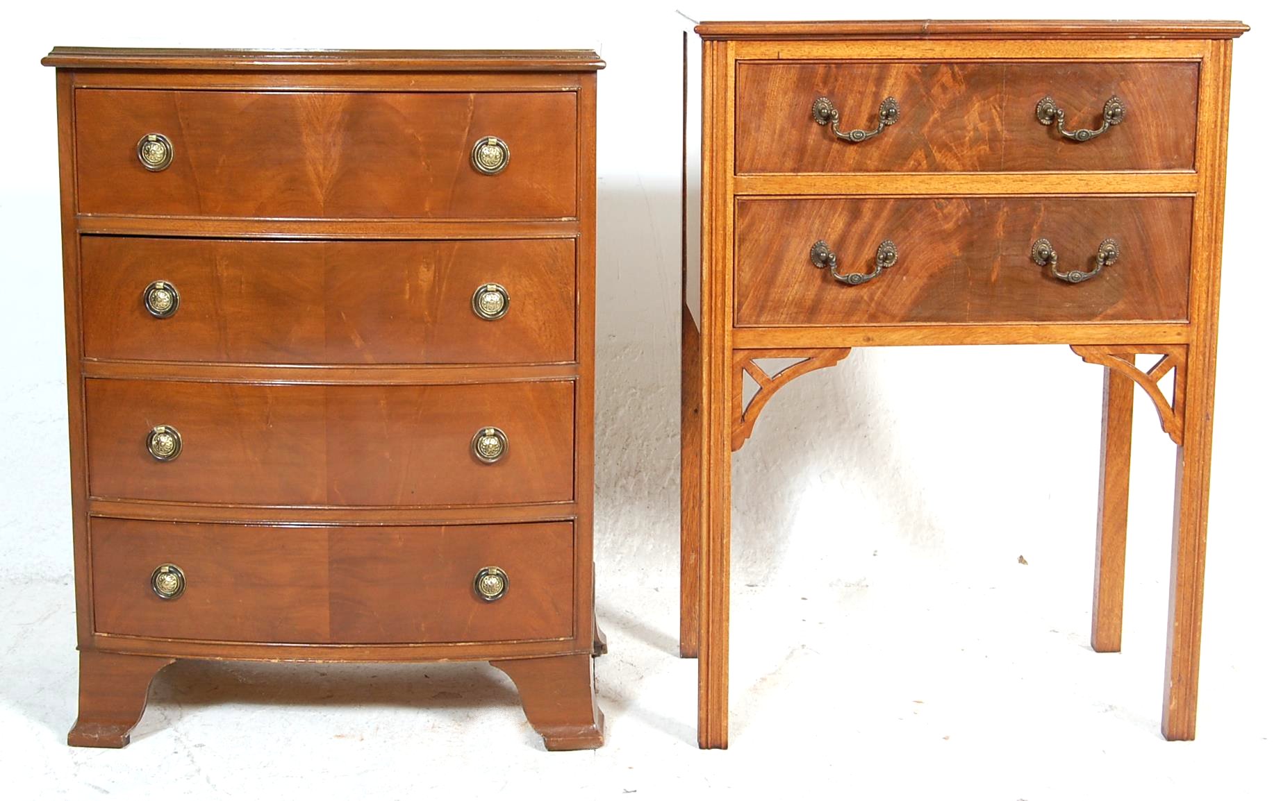 AN EARLY 20TH CENTURY MAHOGANY BOW FRONT BACHELOR CHEST OF DRAWERS AND BEDSIDE CABINET - Image 2 of 6