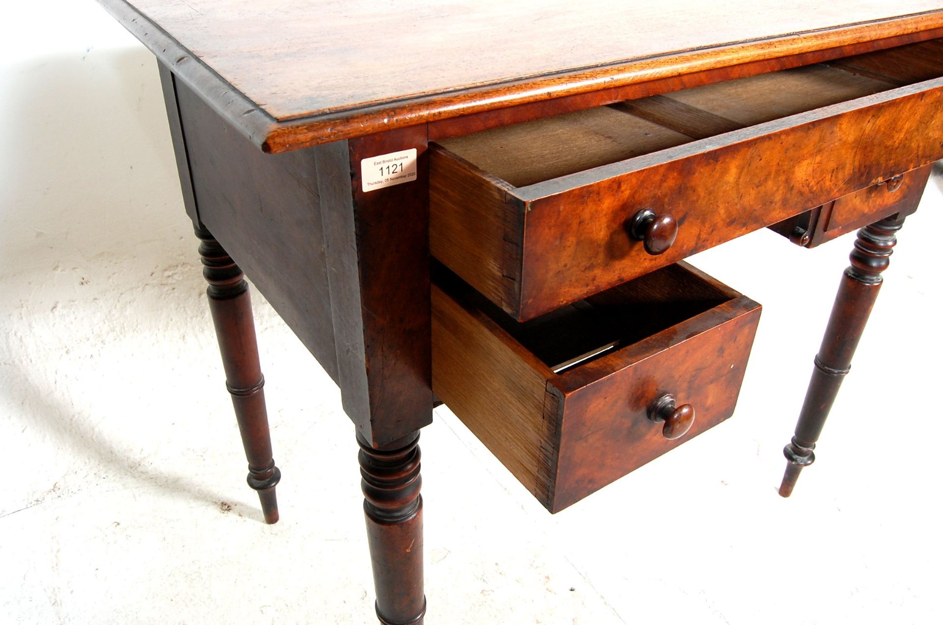 19TH CENTURY VICTORIAN MAHOGANY WRITING TABLE DESK - Bild 4 aus 5