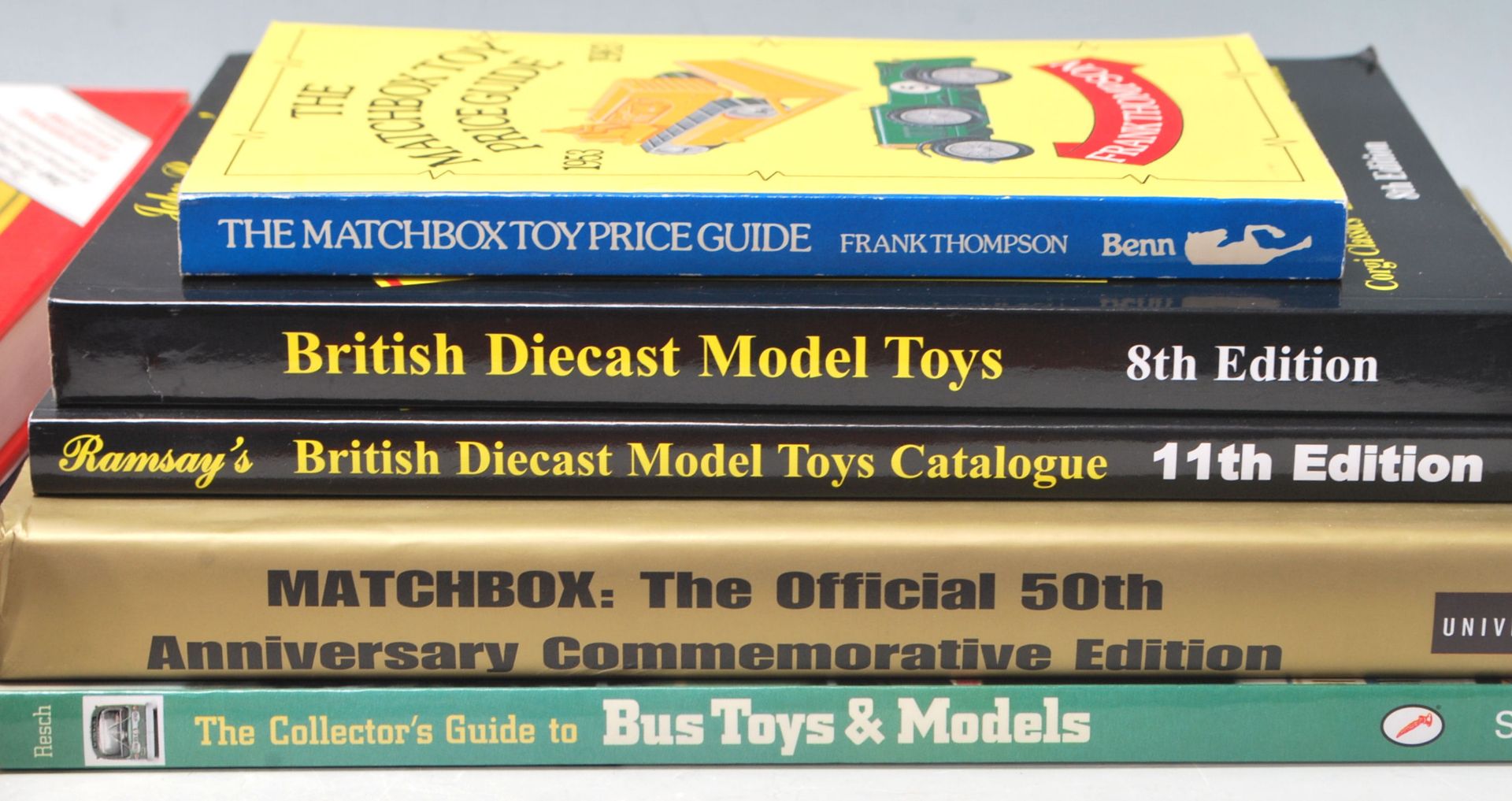 ASSORTED COLLECTION OF TOY COLLECTORS BOOKS - Bild 3 aus 7