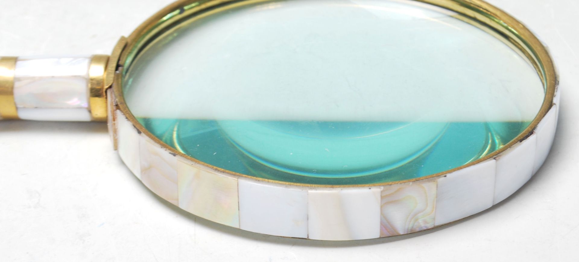 A BRASS AND FAUX MOTHER OF PEARL HAND HELD MAGNIFYING GLASS. - Bild 3 aus 4
