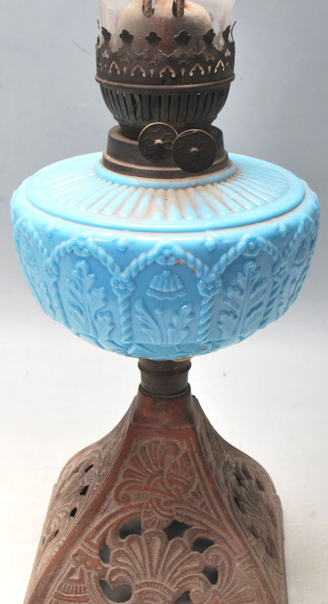 VICTORIAN 19TH CENTURY CAST IRON AND BLUE GLASS OIL LAMP - Bild 5 aus 7