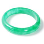 20TH CENTURY POLISHED GREEN STONE BANGLE