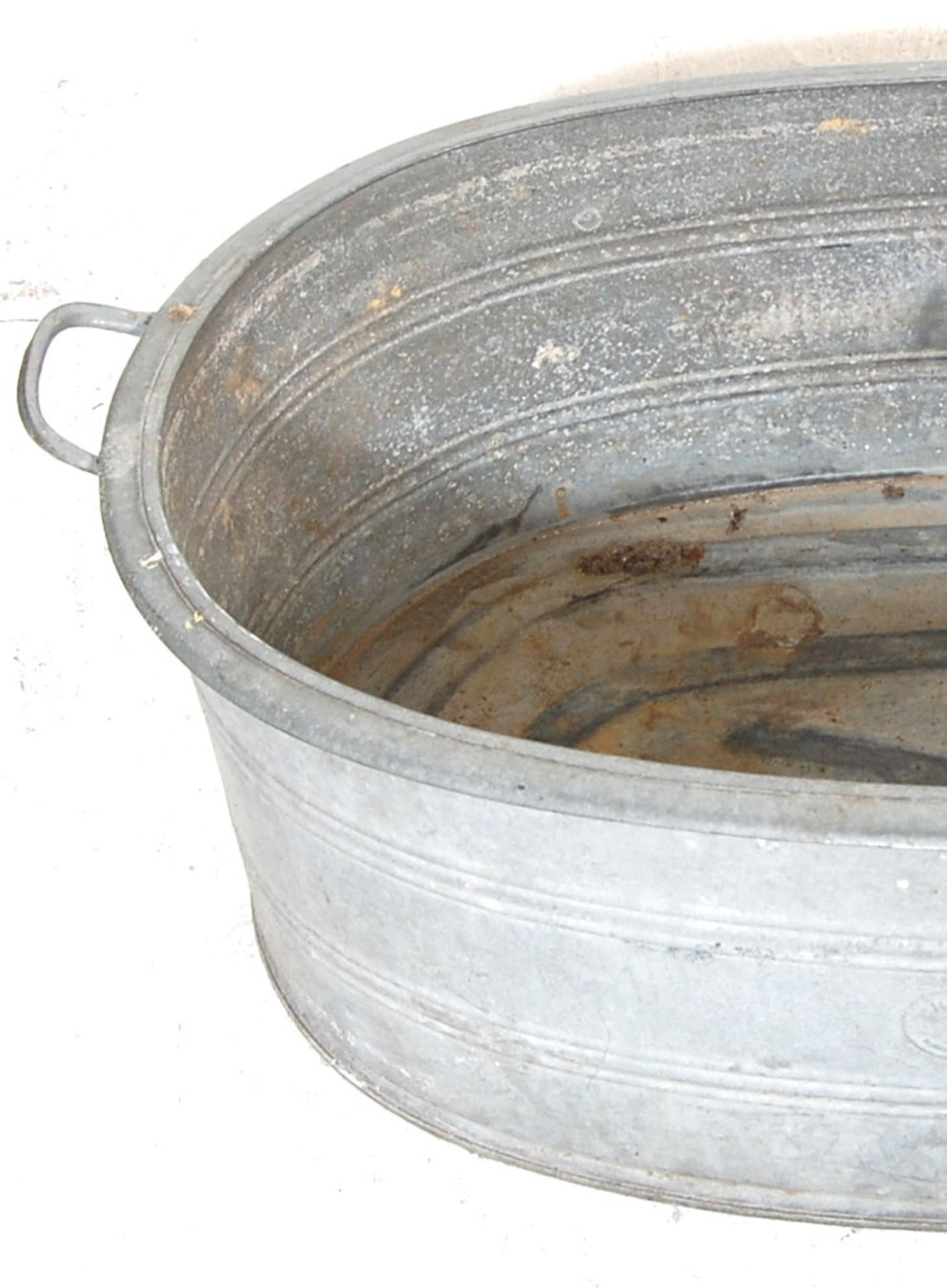 A RETRO 20TH CENTURY RECLAMATION GALVANISED BATH - Bild 3 aus 4