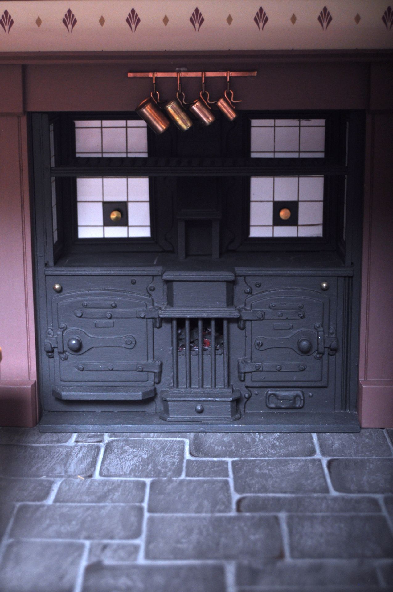 CHARMING VICTORIAN TOWNHOUSE STYLE DOLL'S HOUSE - Image 7 of 19