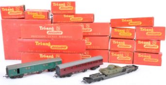 COLLECTION OF ASSORTED TRIANG 00 GAUGE MODEL RAILWAY
