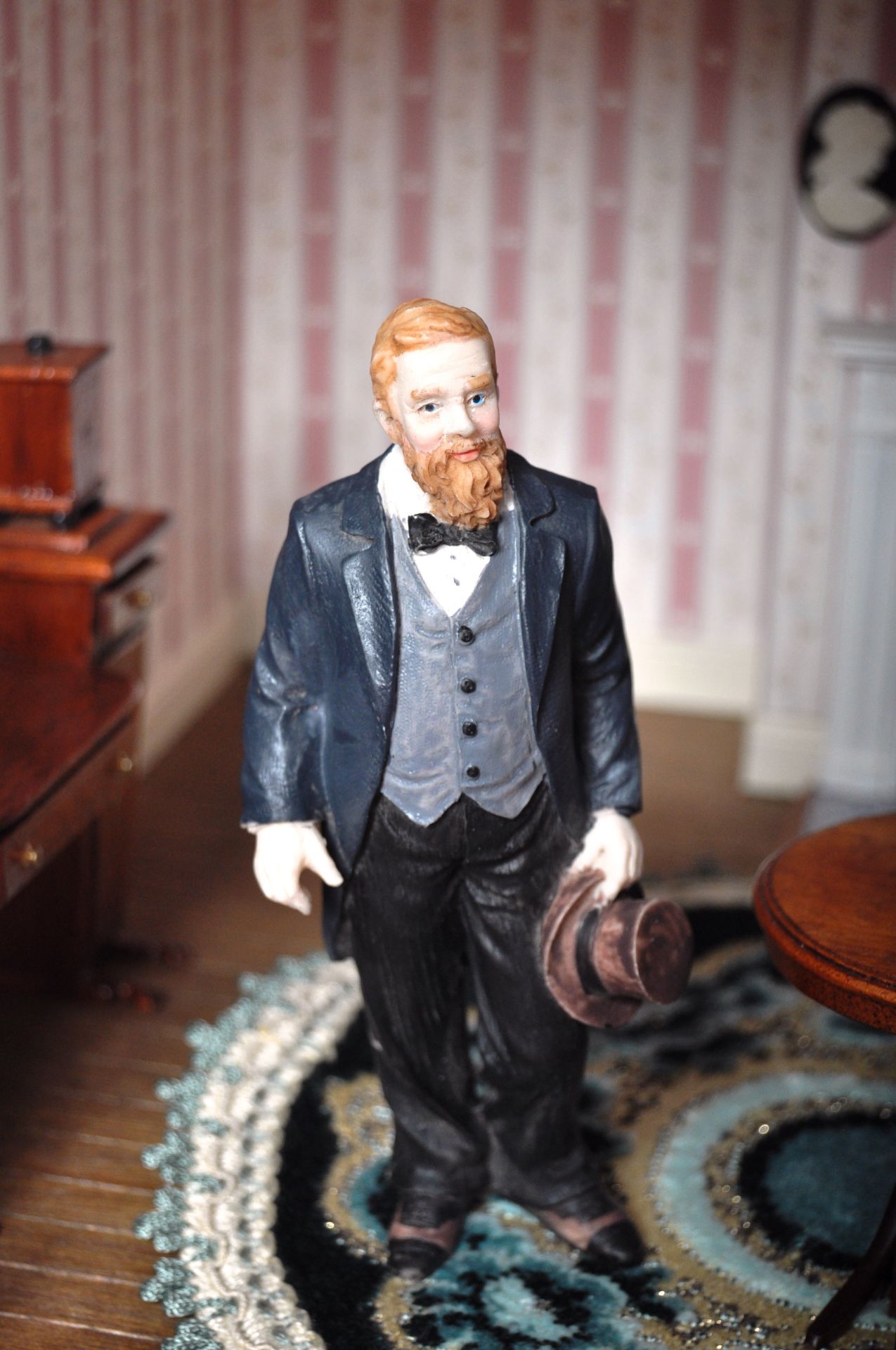 CHARMING VICTORIAN TOWNHOUSE STYLE DOLL'S HOUSE - Image 9 of 19