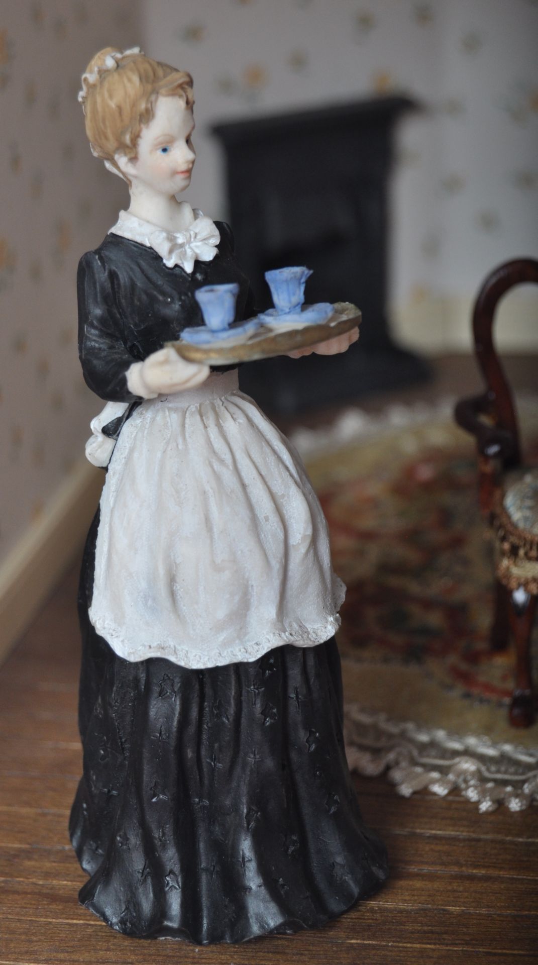CHARMING VICTORIAN TOWNHOUSE STYLE DOLL'S HOUSE - Image 15 of 19