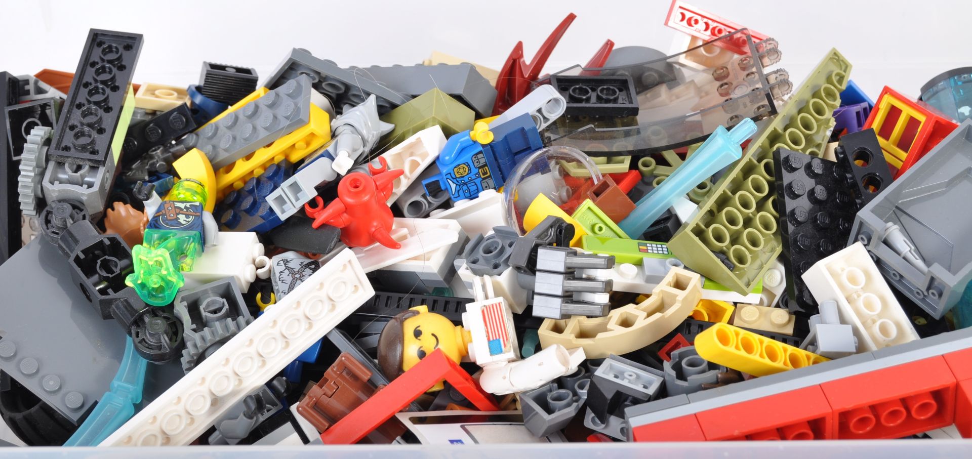 LARGE COLLECTION OF ASSORTED LEGO PIECES AND MINIFIGURES - Bild 2 aus 6