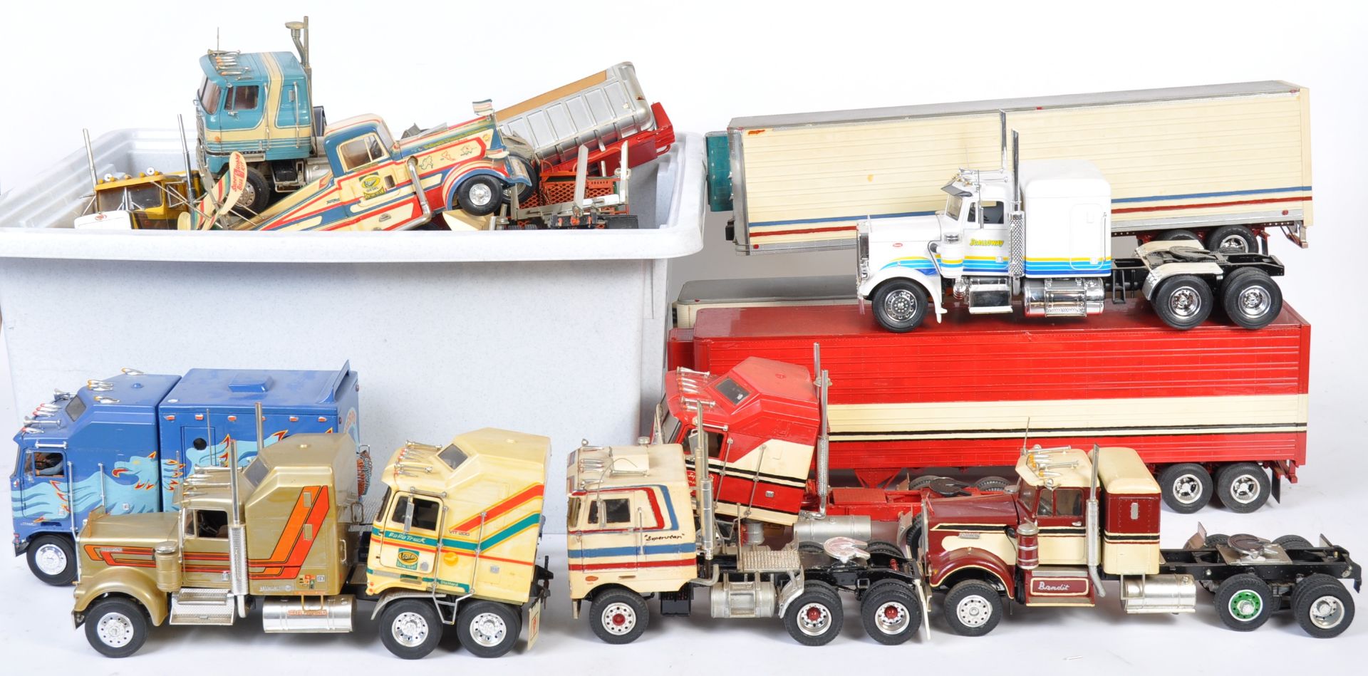 LARGE COLLECTION OF ASSORTED VEHICLE PLASTIC MODEL KITS