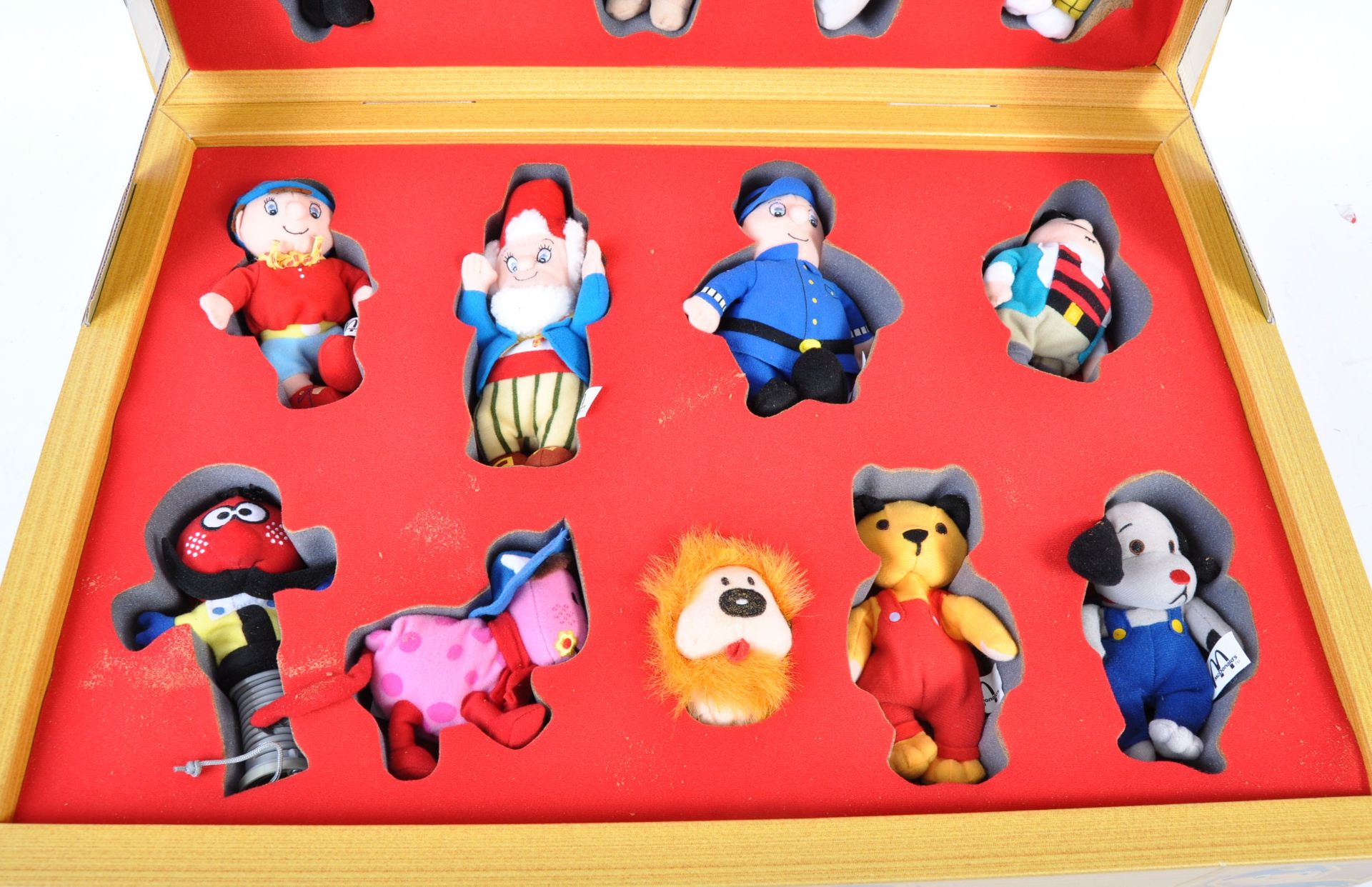 ORIGINAL MCDONALDS 2001 LIMITED EDITION TV FAVOURITES CASE AND EIGHTEEN FIGURES - Bild 3 aus 5