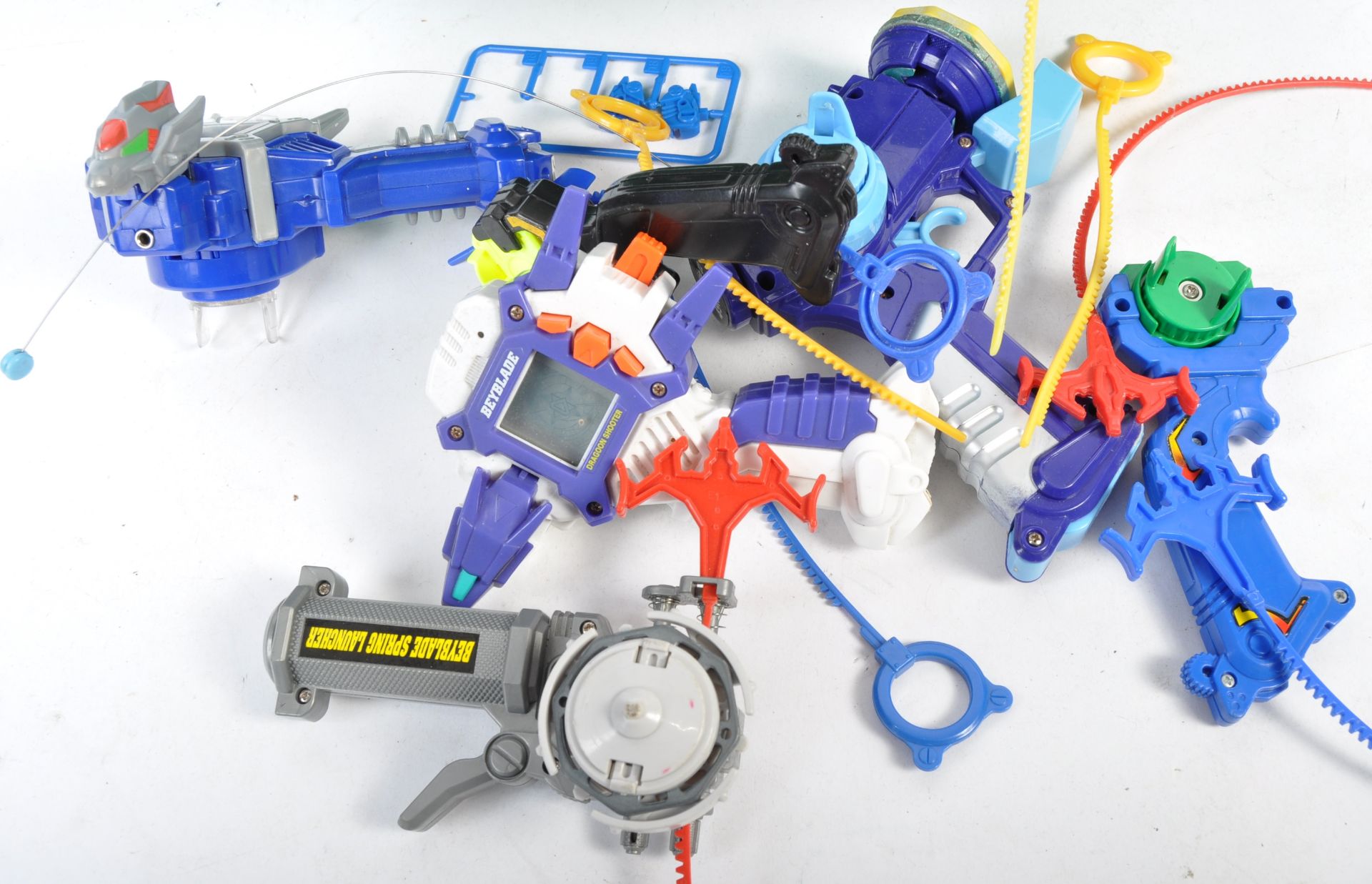LARGE COLLECTION OF BEYBLADE AND LAUNCHERS - Bild 5 aus 5