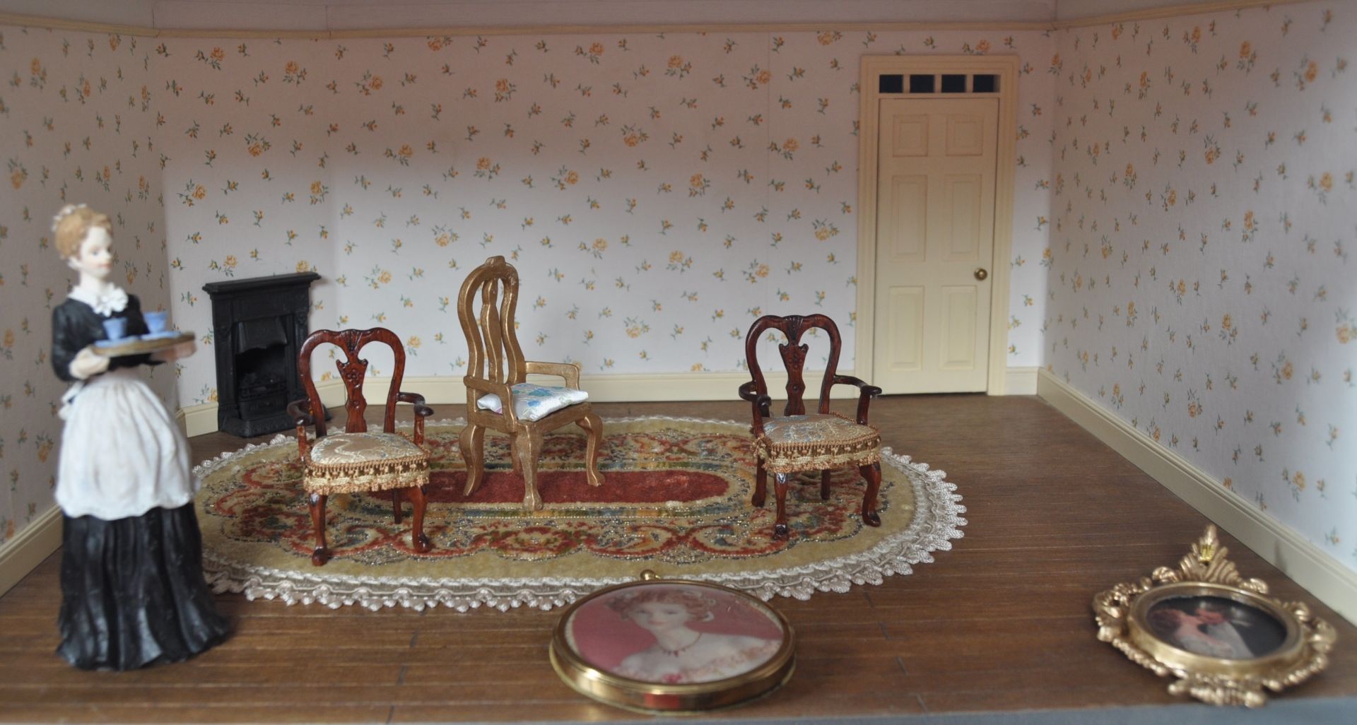 CHARMING VICTORIAN TOWNHOUSE STYLE DOLL'S HOUSE - Image 14 of 19