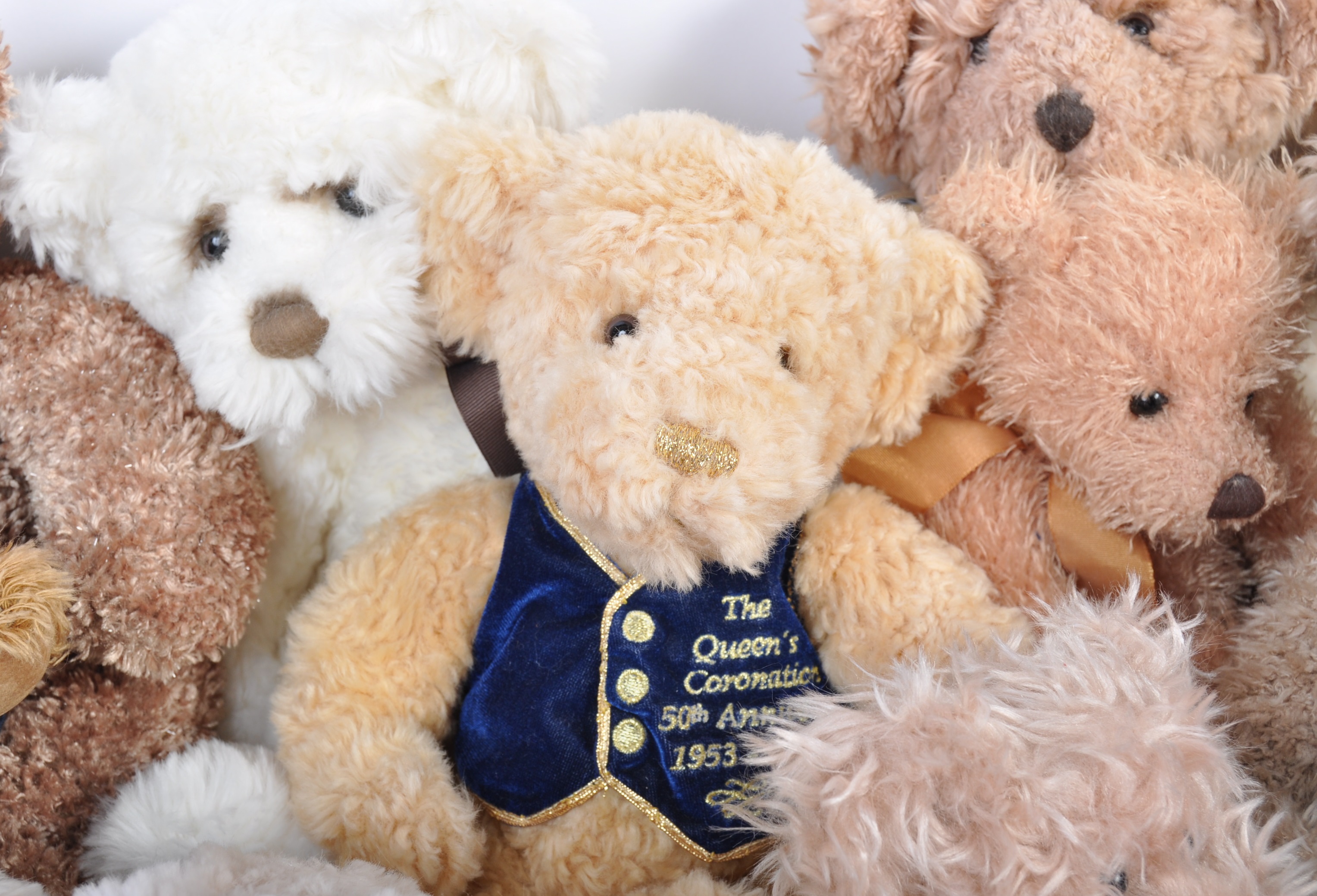 A LARGE COLLECTION OF X16 ASSORTED RUSS BERRIE TEDDY BEARS - Image 4 of 7