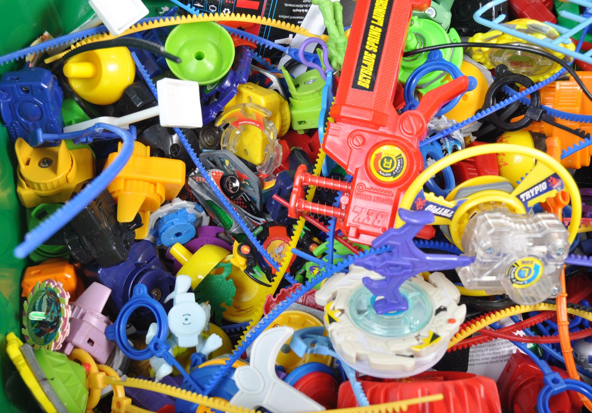 LARGE COLLECTION OF BEYBLADE AND LAUNCHERS - Bild 3 aus 5