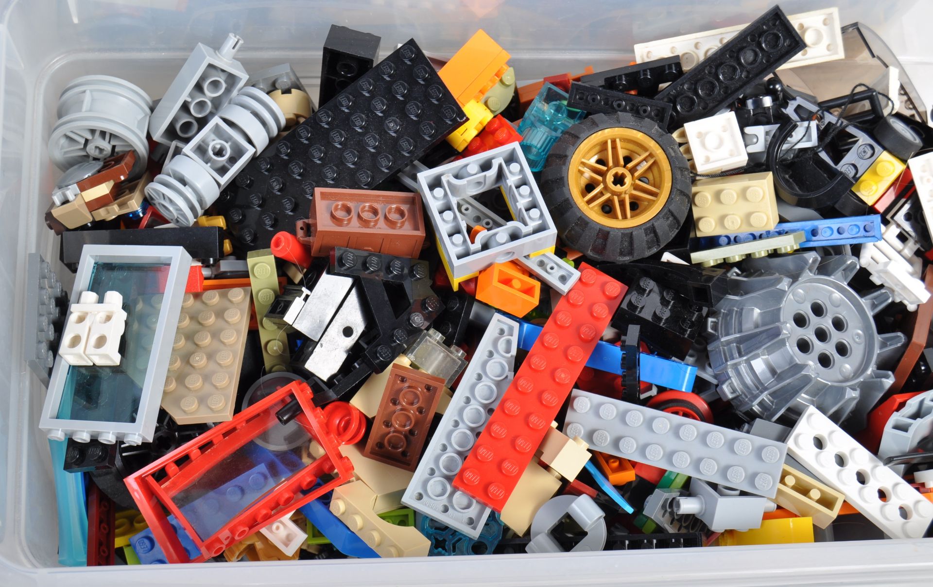 LARGE COLLECTION OF ASSORTED LEGO PIECES AND MINIFIGURES - Bild 4 aus 6