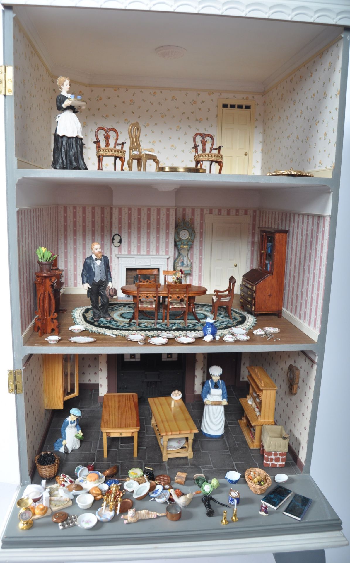 CHARMING VICTORIAN TOWNHOUSE STYLE DOLL'S HOUSE - Image 2 of 19