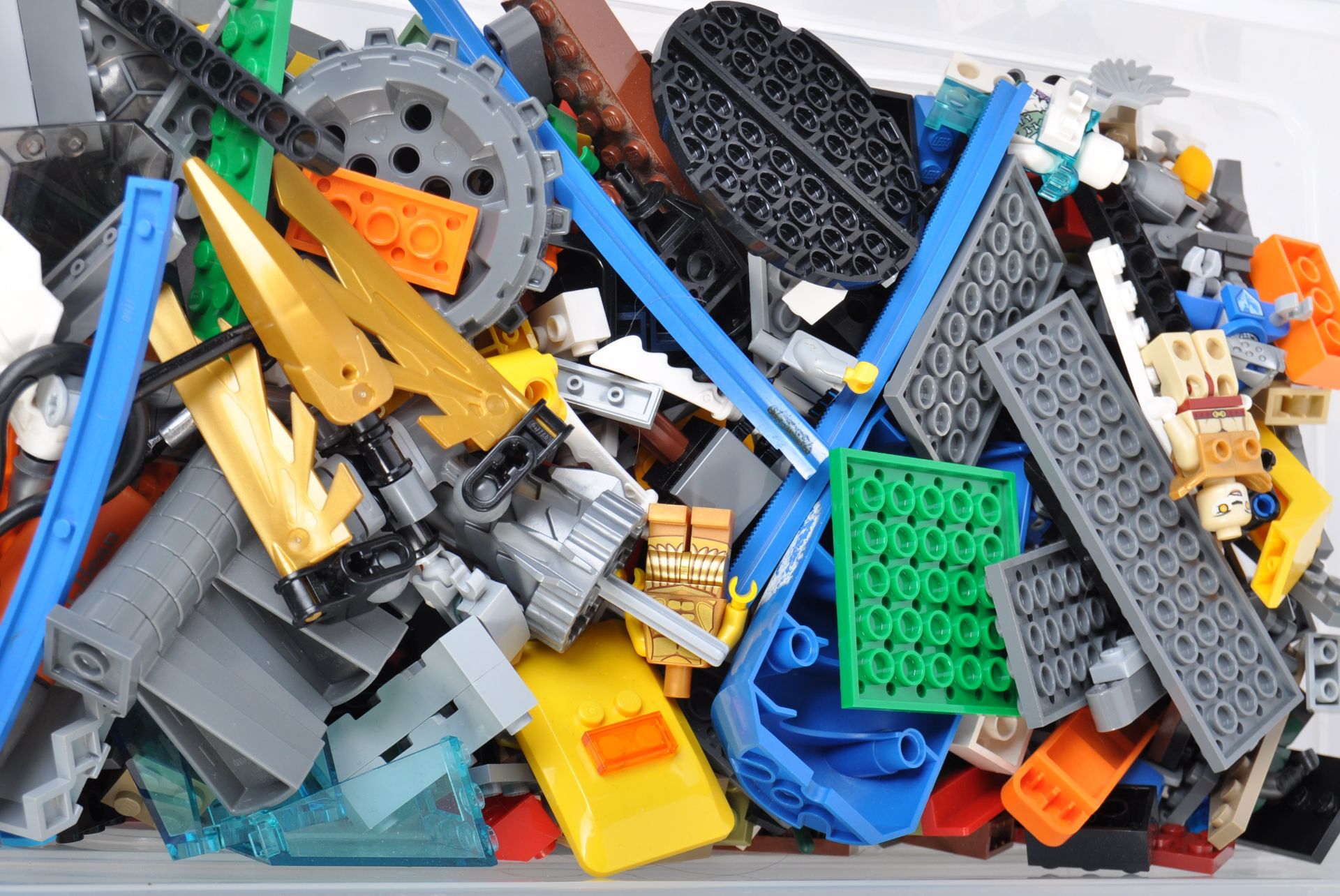 LARGE COLLECTION OF ASSORTED LEGO PIECES AND MINIFIGURES - Bild 6 aus 6