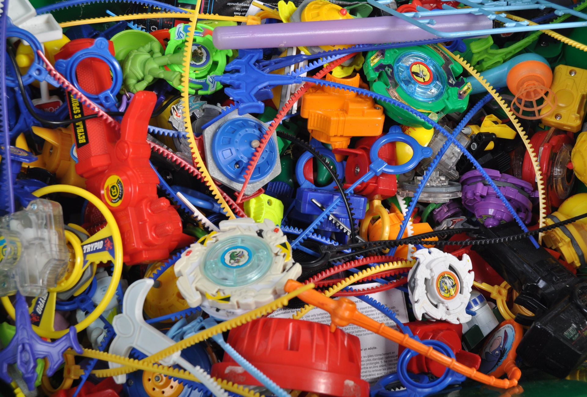 LARGE COLLECTION OF BEYBLADE AND LAUNCHERS - Bild 2 aus 5
