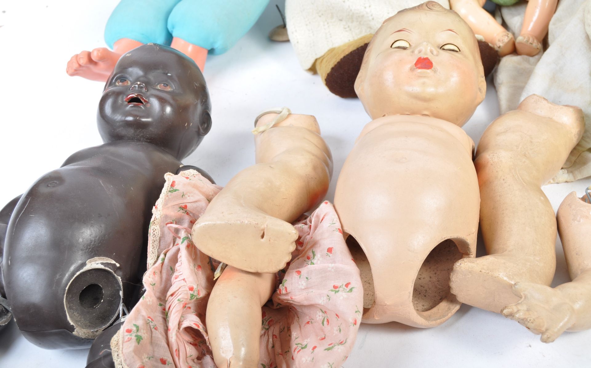 A COLLECTION OF COMPOSITION BODY DOLLS AND TEDDY BEARS - Bild 4 aus 4