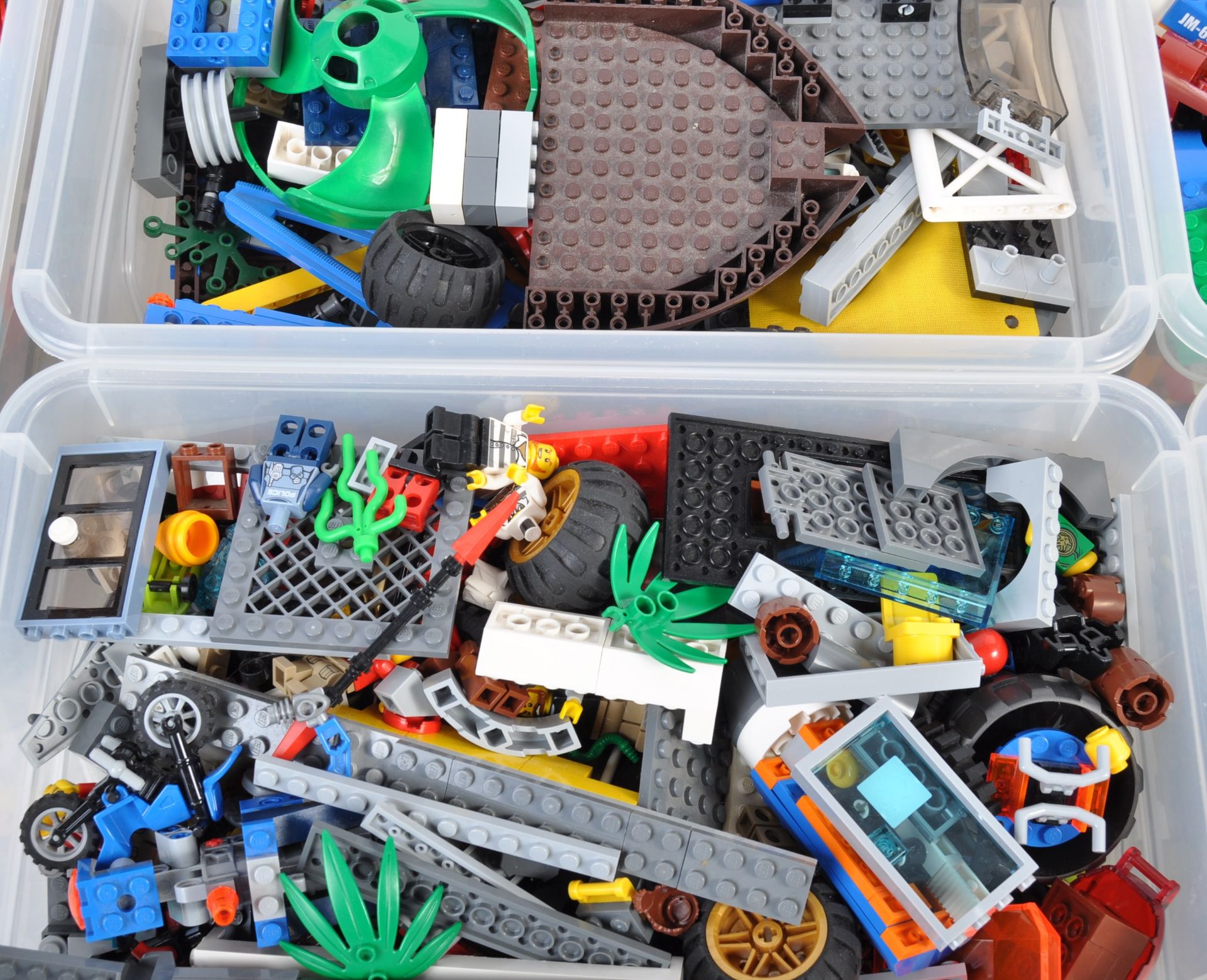 LARGE COLLECTION OF ASSORTED LEGO PIECES AND MINIFIGURES - Bild 5 aus 6
