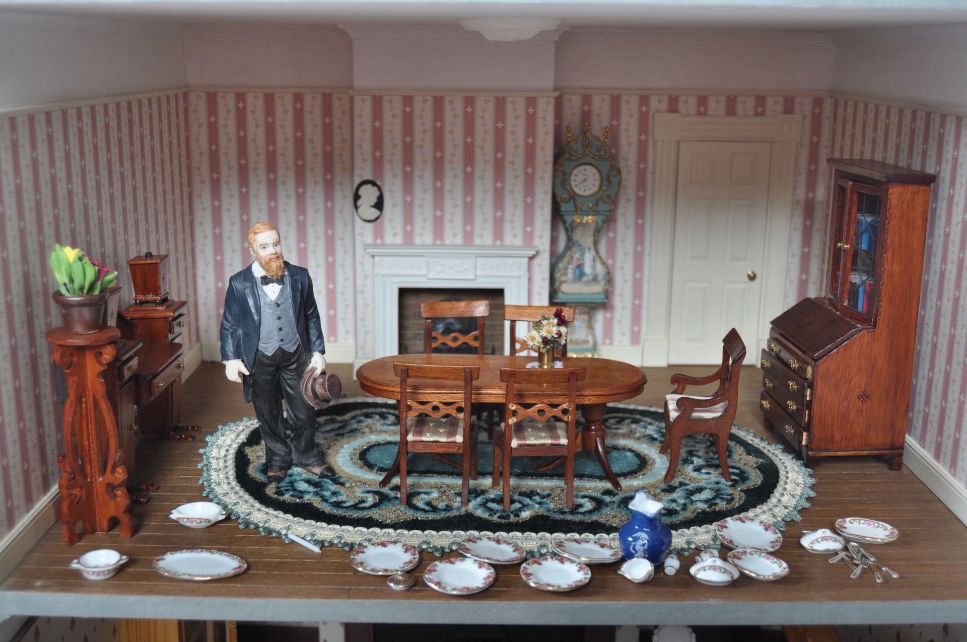 CHARMING VICTORIAN TOWNHOUSE STYLE DOLL'S HOUSE - Image 8 of 19