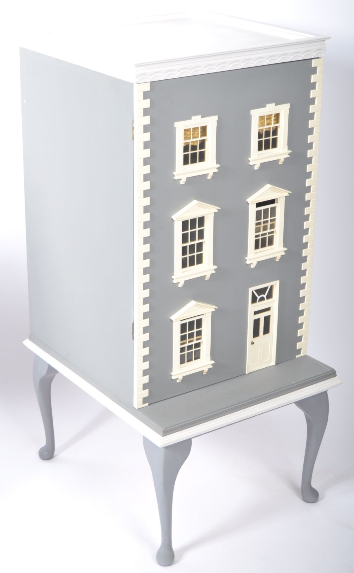 CHARMING VICTORIAN TOWNHOUSE STYLE DOLL'S HOUSE - Image 18 of 19